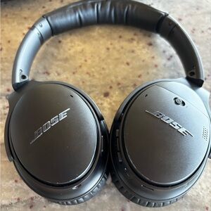 NO BLUETOOTH- Bose Quiet Comfort 35 II